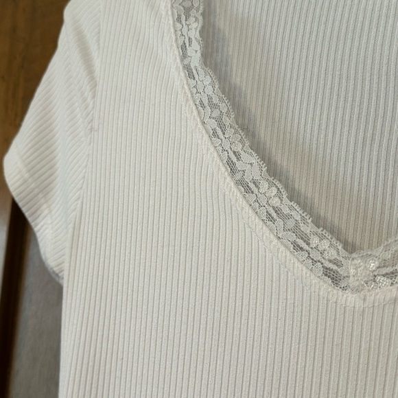 White Ribbed V-Neck Lace Trim Top Sz M - Picture 3 of 7